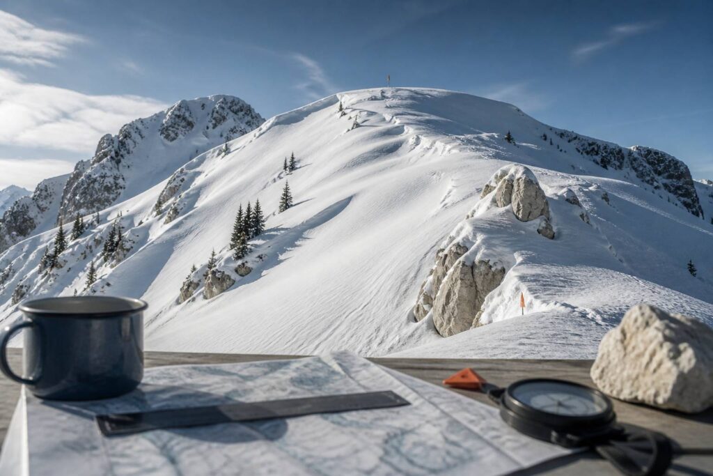 Versant enneigé de poudreuse avec une pente de freeride